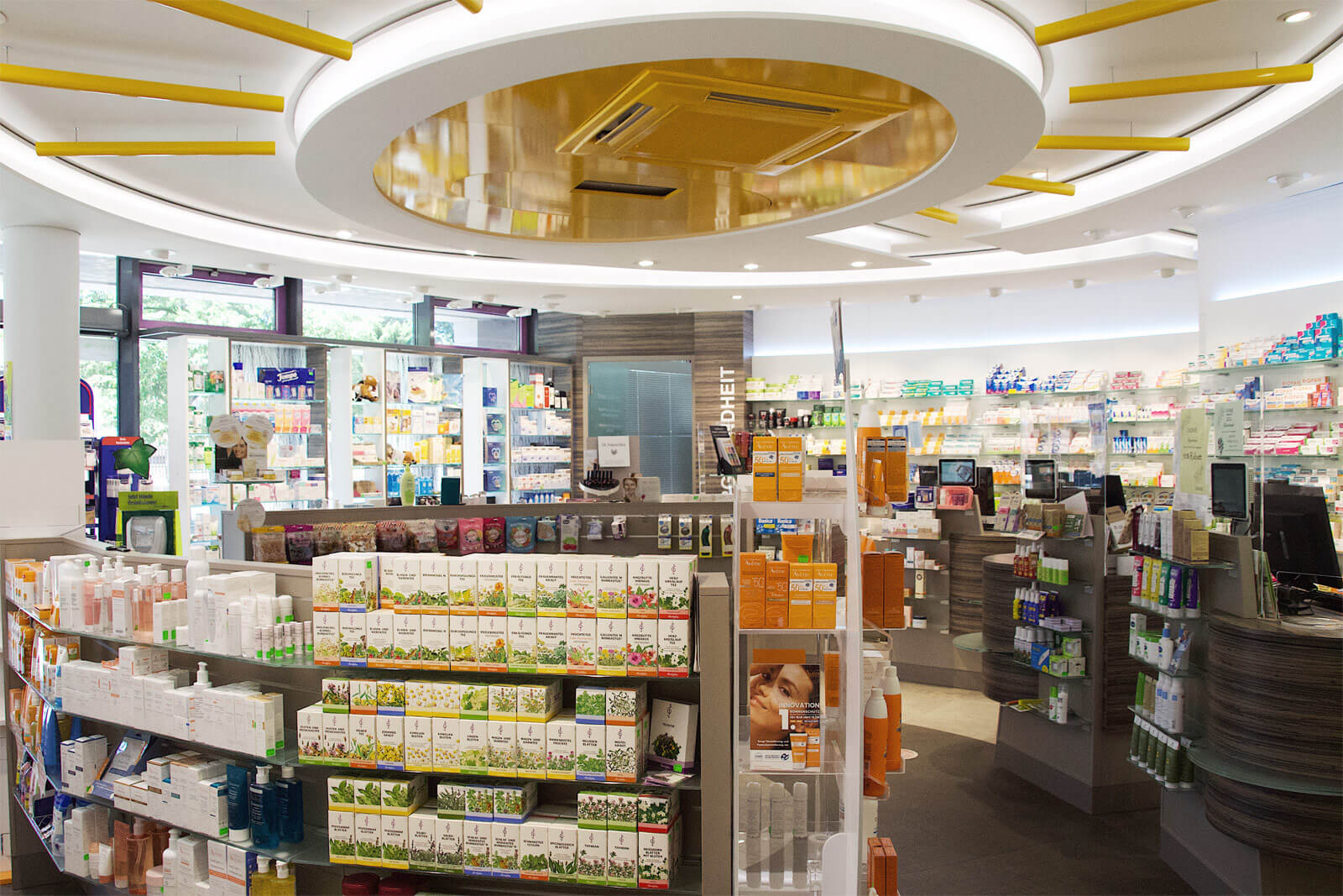 Medikamentenregale in der Sonnen-Apotheke