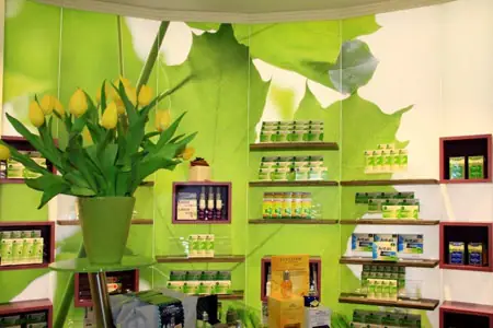 Medikamentenwand in der Apotheke