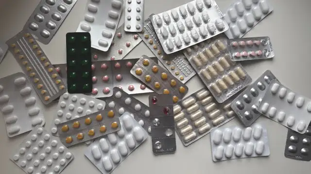 Bild mit verschiedenen Tabletten die durcheinander liegen.